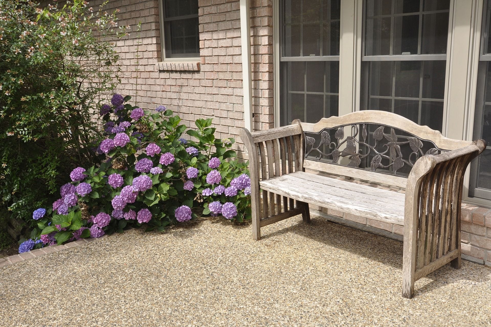 Resin drive with garden seating
